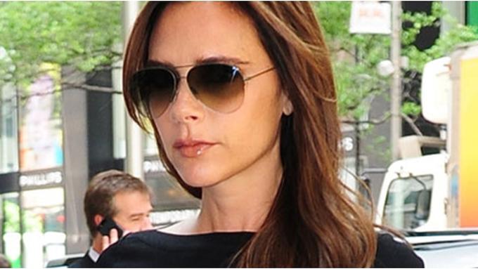Victoria Beckham Siap Desain  Sepatu  dan  Baju  Pria 