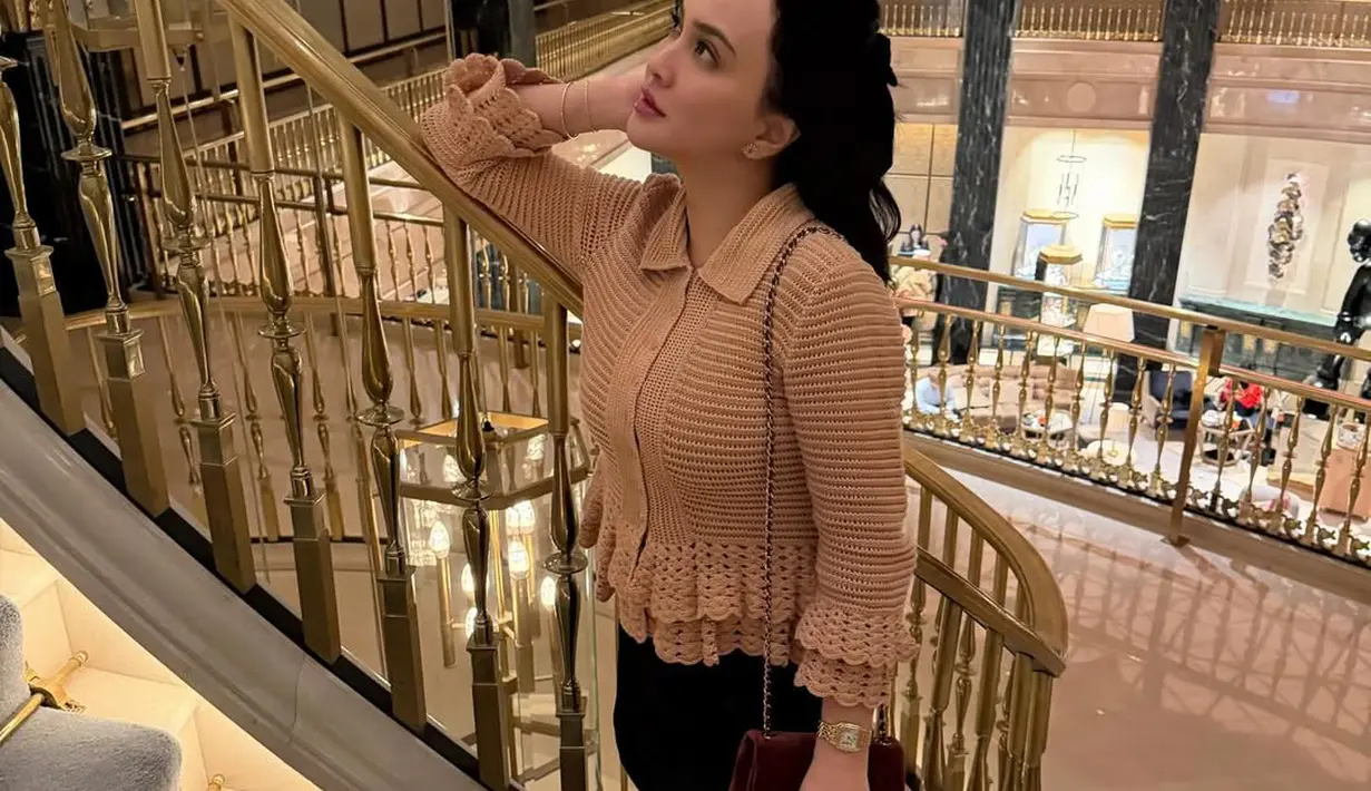 Penampilannya ditutup dengan boots leather Gianvito Rossi warna beige seharga Rp36jutaan [@shandyaulia]