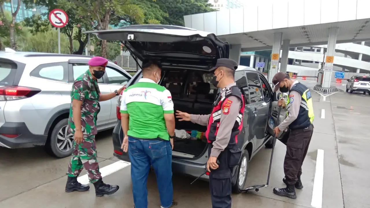 Petugas gabungan melakukan pemeriksaan secara acak kepada kendaraan bermotor yang memasuki kawasan Bandara Soetta