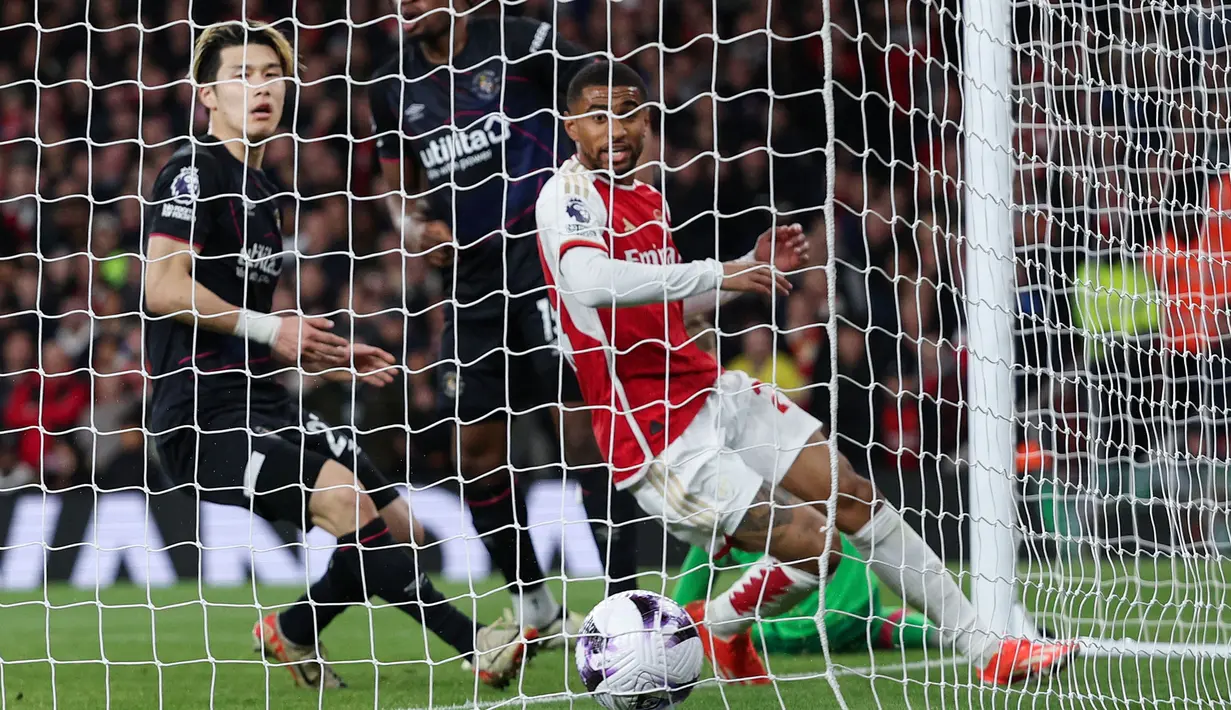 Bek Luton Town, Daiki Hashioka (kiri) mencetak gol bunuh diri saat menghadapi Arsenal pada laga pekan ke-31 Premier League 2023/2024 di Emirates Stadium, London, Rabu (3/4/2024) malam. (AFP/Adrian Dennis)