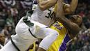 Pebasket Milwaukee Bucks, Giannis Antetokounmpo, berebut bola dengan pebasket LA Lakers, Kentavious Caldwell-Pope, pada laga NBA di Bradley Center, Minggu (12/11/2017). Bucks menang 98-90 atas LA Lakers. (AP/Darren Hauck)