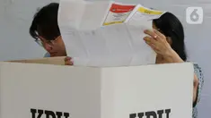 Warga melakukan pencoblosan surat suara ulang di TPS 043, Menteng, Jakarta, Sabtu (24/2/2024). (Liputan6.com/Herman Zakharia)
