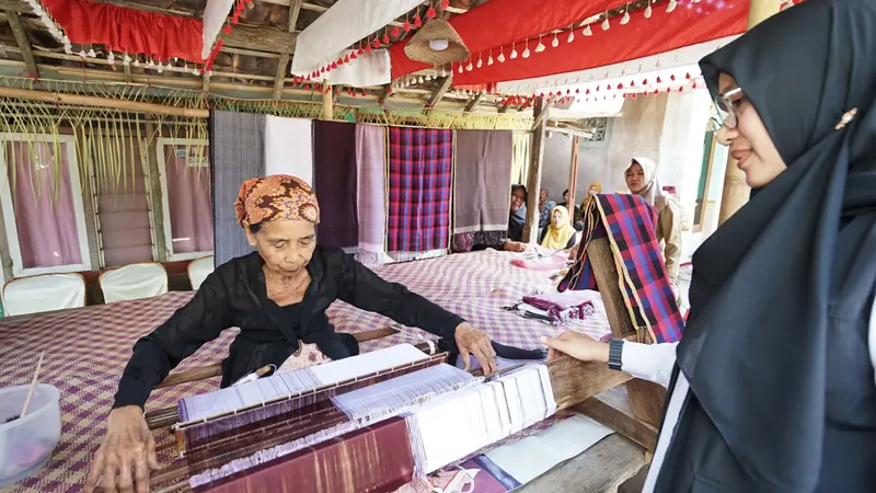 Siami Penenun tradisional suku Osing Banyuwangi yang masih eksis hingga saat ini (Istimewa)