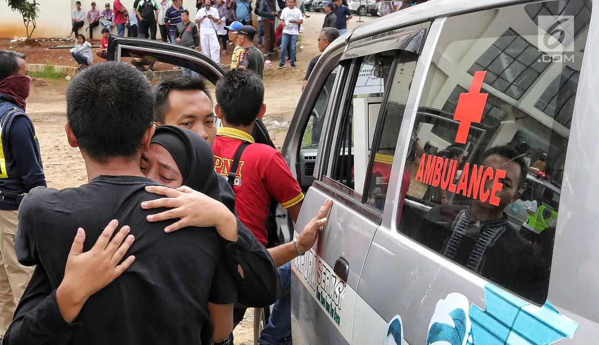 Tangis haru keluarga menyambut korban kecelakaan Tanjakan Emen Kabupaten Subang di RSUD Tangsel, Ciputat, Minggu (11/2). Pemakaman di TPU Legoso akan dilakukan secara massal. (Liputan6.com/Fery Pradolo)
