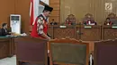 Gatot Brajamusti atau Aa Gatot memasuki ruang sidang di PN Jakarta Selatan, Selasa (7/11). Gatot menjalani sidang kasus dugaan kepemilikan senjata api ilegal dan satwa langka. (Liputan6.com/Herman Zakharia)