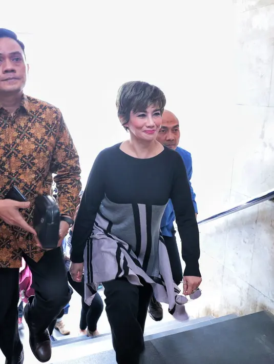 Reza Artamevia datang di Polda Metro Jaya, Senin (26/9/2016), sekitar pukul 14.00 WIB. Turun dari mobil warna hitam, ia berjalan santai. Penyanyi itu datang mengenakan pakaian warna hitam. (Adrian Putra/Bintang.com)