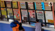Suasana loket tiket di Terminal Bus Kampung Rambutan, Jakarta, Rabu (22/4/2020). Terminal Kampung Rambutan masih melayani penumpang menjelang pelarangan mudik Lebaran 2020 guna memutus mata rantai penyebaran COVID-19 yang mulai berlaku pada Jumat 24 April mendatang. (merdeka.com/Imam Buhori)