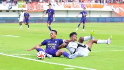 Pemain Persita Tangerang, Muhammad Toha (kiri) berebut bola dengan pemain Persija Jakarat, Aditya Warman dalam laga BRI Super League 2025/2026 di Indomilk Arena, Tangerang, Banten, Jumat (30/01/2026). (Bola.com/Muhammad Iqbal Ichsan)