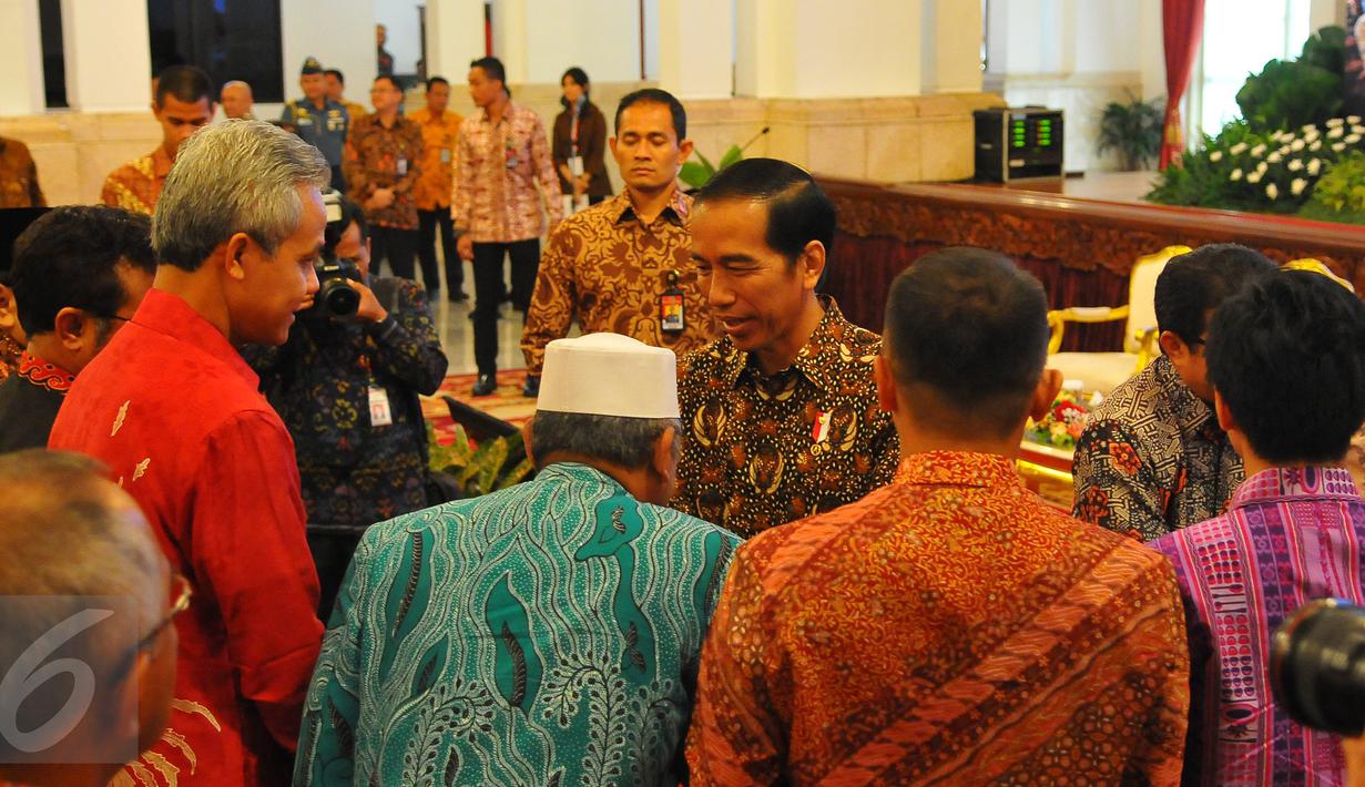 Presiden Joko Widodo usai melakukan pertemuan dengan pelaku industri jasa keuangan di Istana Negara, Jakarta, Jumat (13/1). Jumlah UMKM di Indonesia terbilang cukup besar, yaitu lebih dari 50 juta UMKM. (Liputan6.com/Angga Yuniar)