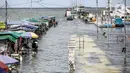Kondisi banjir rob di kawasan Muara Angke, Jakarta, Selasa (9/11/2021). Badan Penanggulangan Bencana Daerah (BPBD) DKI Jakarta memperkirakan puncak musim hujan dan potensi rob di Ibu Kota terjadi pada Januari hingga Februari 2022. (Liputan6.com/Faizal Fanani)