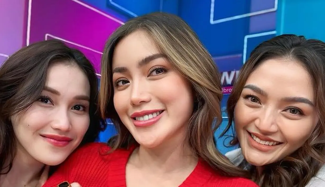 Jessica Iskandar mengumumkan kehamilannya anak ketiganya lewat bayi tabung pada Mei 2024. Meski hamil ia masih aktif beraktivitas, tampak ia mengenakan cardigan merah. [@inijedar]