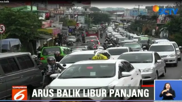 Jalanan di kawasan Puncak, Bogor, Jawa Barat, mulai dipadati kendaraan pribadi dan bus pariwisata pasca-libur Hari Raya Paskah.