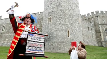 Town Crier tak resmi mengumumkan kelahiran anak pertama Pangeran Harry dan Meghan Markle di luar Kastil Windsor, Inggris, Senin (6/5/2019). Berita Meghan Markle telah melahirkan anak pertamanya dengan Pangeran Harry disambut suka cita oleh publik Inggris. (AP Photo/Hibah Alastair)