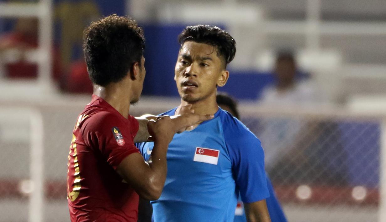 Striker Timnas Indonesia U-22, Osvaldo Haay, bersitegang dengan pemain Singapura U-22 pada laga SEA Games 2019 di Stadion Rizal Memorial, Manila, Kamis (28/11). Indonesia menang 2-0 atas Singapura. (Bola.com/M Iqbal Ichsan)