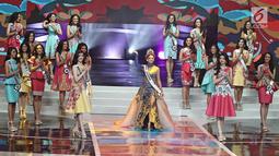 Miss Universe 2017 Demi-Leigh Nel-Peters saat tampil menghadiri malam puncak pemilihan  Puteri Indonesia 2018 di JCC, Jakarta, Jumat (9/3). Demi Leigh tampil cantik mengenakan busana rancangan Intan Avantie. (Liputan6.com/Herman Zakharia)
