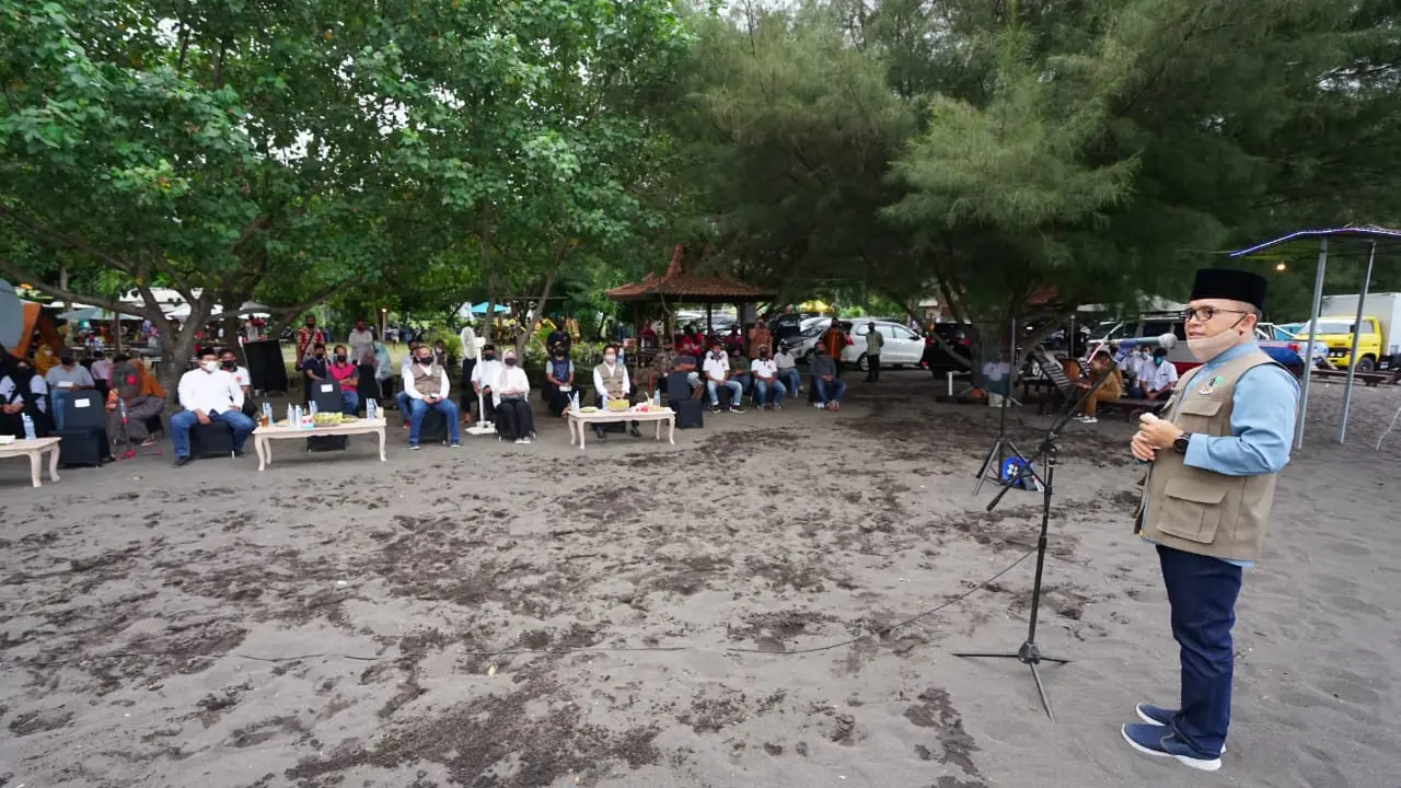 Bupati Anas Tinjau Penerapan Protokol Kesehatan di Pantai Cacalan Banyuwangi