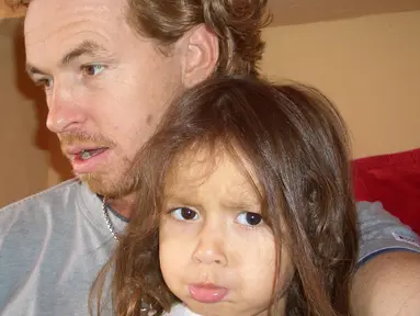 Wajah bule dan rambut pirang, netizen salah fokus dengan wajah Rebecca Klopper yang disebut mirip Kamari anak Jennifer Coppen. Tak hanya wajah Rebecca Klopper, netizen ternyata juga salfok dengan wajah ayah Rebecca yang mirip dengan penyanyi Harry Styles. Melihat foto tersebut, artis berusia 22 tahun ini memang sangat dekat dengan sang ayah sedari masih kecil. (Liputan6.com/IG/@rklopperr)
