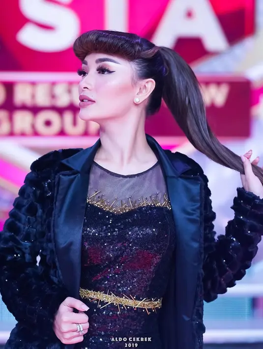 Sering tampil di layar kaca, pedangdut yang akra disapa Eneng ini pernah mengubah gaya poninya. Ia tampil nyentrik dengan poni tebal yang hampir menutupi seluruh dahinya. (Liputan6.com/IG/@zaskia_gotix)