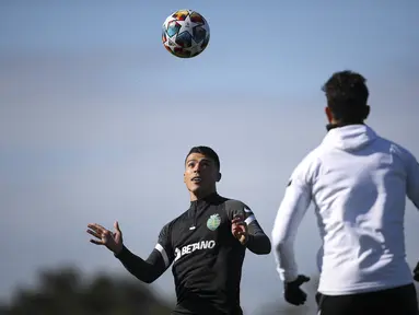 Bek Sporting CP Pedro Porro (kiri) mengambil bagian dalam sesi latihan di tempat latihan Akademi Cristiano Ronaldo di Alcochete dekat Lisbon pada 14 Februari 2022. Sporting CP akan menjamu Manchester City dalam leg pertama 16 besar Liga Champions, Rabu (16/2) dini hari WIB. (FILIPE AMORIM/AFP)