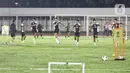 Sesi latihan diawali dengan berkumpul di tengah lapangan, lalu pelatih fisik memberi arahan untuk sesi pemanasan selama lima menit. (Liputan6.com/Angga Yuniar)