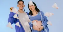 Outfit kedua dengan tema bulu tangkis serba biru. Ribka mengenakan setelan biru dengan outer cardigan dipadukan bra top dan mini skirt menampilkan baby bumpnya. Serta Rian dengan jaket biru dipadukan kaos dan celana pendek abu-abu.