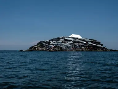 Gambar 5 Oktober 2018, menunjukkan atap seng yang baru dibangun bersinar di atas pulau Migingo di Danau Victoria. Pulau dengan luas 0.49 hektar atau setengah dari ukuran lapangan sepak bola ini berada di perbatasan Uganda dan Kenya. (Yasuyoshi CHIBA/AFP)