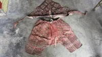 Baju ini terbuat dari kulit kayu khas adat Rampi, Sulawesi Selatan. (Liputan6.com/Eka Hakim)
