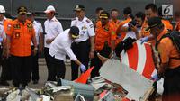 Menteri Perhubungan, Budi Karya Sumadi (tengah) melihat serpihan pesawat Lion Air JT 610 di Pelabuhan JICT 2, Jakarta, Selasa (30/10). Sejumlah barang ditemukan petugas dalam operasi pencarian. (Liputan6.com/Helmi Fithriansyah)