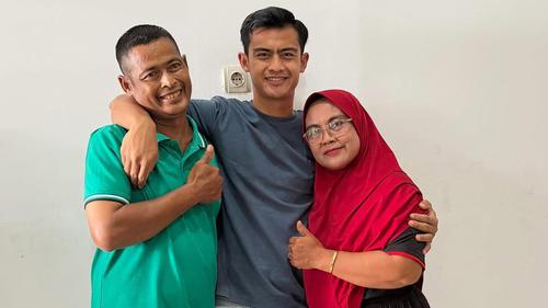 Potret Pratama Arhan Pulang Kampung, Beri Hadiah Spesial ke Ayah Azizah Salsha