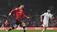 Striker Manchester United atau MU Cristiano Ronaldo mengontrol bola dalam pertandingan Liga Inggris melawan Leeds United di Stadion Elland Road, Minggu (20/2/2022). Paul ELLIS / AFP