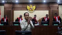 Dalam persidangan, JPU meminta pihak Nadiem Makarim untuk tidak menggiring opini dan fokus pada norma hukum dalam persidangan. Tampak dalam foto, mantan Menteri Pendidikan, Kebudayaan, Riset, dan Teknologi (Mendikbudristek), Nadiem Anwar Makarim usai mengikuti sidang lanjutan terkait kasus dugaan korupsi pengadaan laptop berbasis Chromebook di Pengadilan Tindak Pidana Korupsi (Tipikor) Jakarta, Kamis (8/1/2026). (Kapanlagi.com/Budy Santoso)