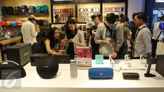 Pengunjung melihat berbagai produk elektronik di gerai Urban Republik di Pondok Indah, Jakarta, Jumat (7/10). Untuk memenuhi gaya hidup anak muda URBAN REPUBLIC hadir menyediakan produk fashion digital. (Liputan6.com/Angga Yuniar)