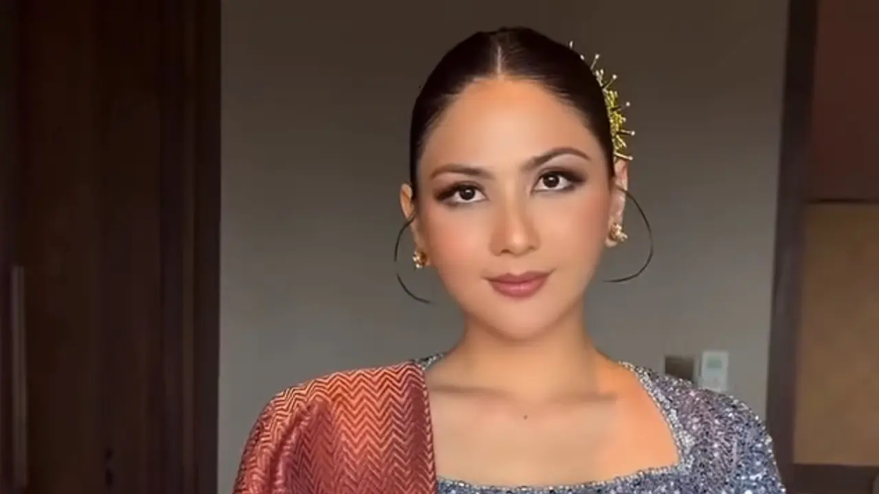 Penampilan Jessica Mila saat Hadir di Pernikahan Adat Batak. [@merdisihombingluxury]