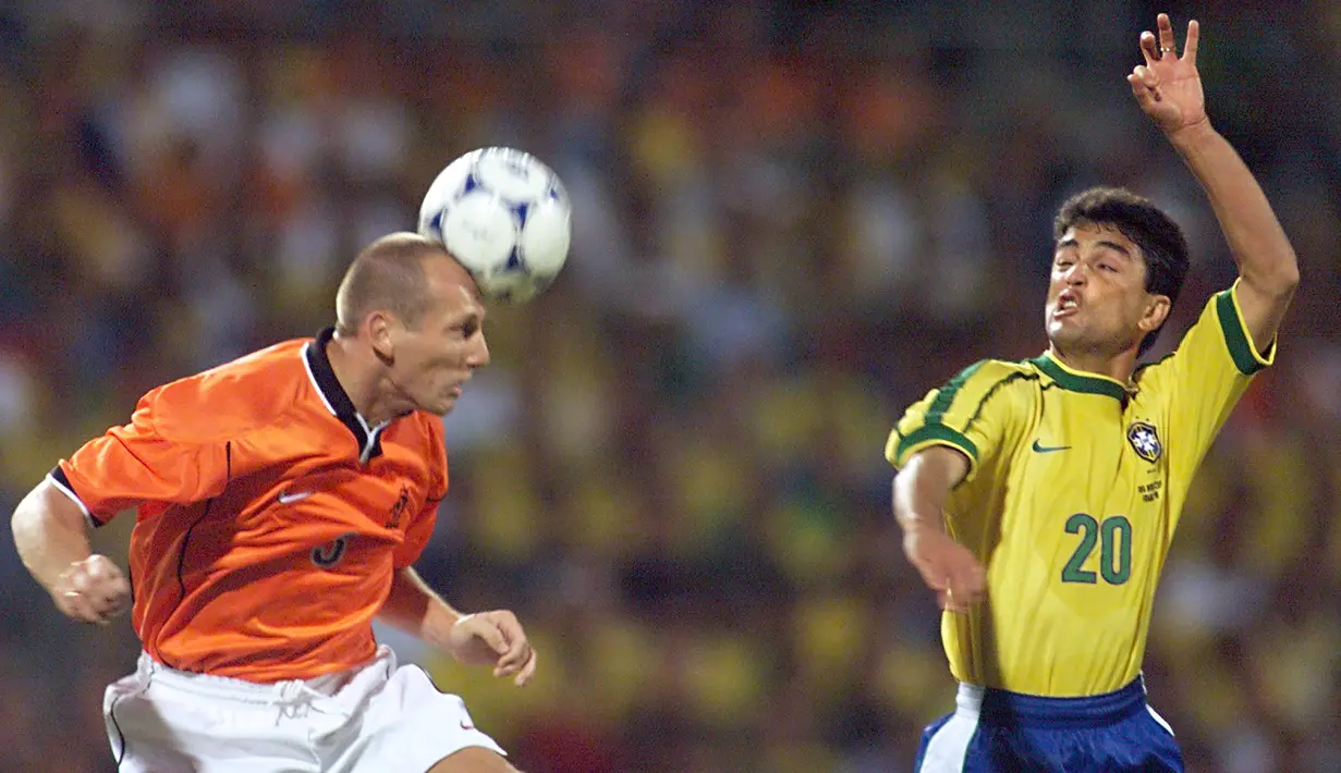 4. Jaap Stam - Mantan bek MU ini merupakan salah satu bek legendaris dunia yang ada dalam 20 tahun terakhir. Piala Dunia 1998 menjadi prestasi terbaiknya dengan mengantar Belanda masuk semifinal. (AFP/Patrick Hertzog)