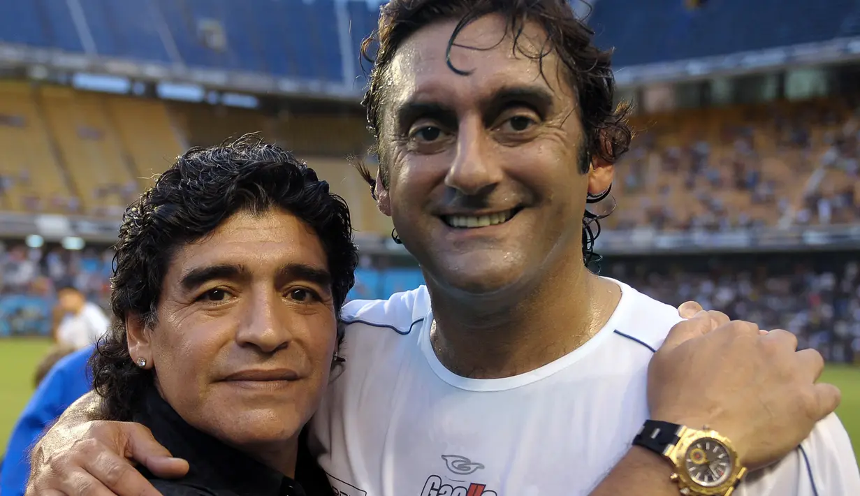 (27/12/2008) - Diego Maradona (kiri) berfoto dengan mantan pemain Timnas Cile, Enzo Francescoli dalam acara pertandingan amal "To the Playing Field for a smile" yang diselenggarakan oleh PUPI Foundation di Boca Junior Stadium, Buenos Aires, Argentina. (AFP/Alejandro Pagni)