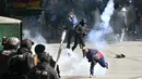 Para demonstran bentrok dengan polisi anti huru hara selama unjuk rasa menentang Presiden Rodrigo Paz di La Paz, Bolivia, pada 25 Mei 2026. (Marvin RECINOS/AFP)