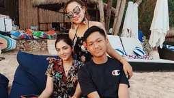 Ashanty sering dibilang seperti kakak adik dengan Aurel, tak heran jika keduanya kerap tampil dengan gaya makeup atau gaya rambut yang mirip-mirip. Tak ingin kalah Azriel juga sering mengimbangi dress code mama dan kakaknya biar selalu kompak. (Liputan6.com/IG/@ashanty_ash)
