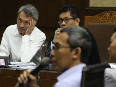 Terdakwa dugaan suap pengajuan PK ke PN Jakarta Pusat, Eddy Sindoro(kiri) menyimak keterangan saksi pada sidang lanjutan di Pengadilan Tipikor, Jakarta, Senin (7/1). Sidang mendengar keterangan saksi-saksi. (Liputan6.com/Helmi Fithriansyah)