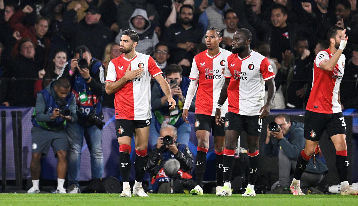 Sayap kanan Feyenoord asal Iran, Alireza Jahanbakhsh (kiri) telah mencetak 1 gol dari tiga laga di Liga Champions musim 2023/2024. Gol tersebut dicetaknya pada matchday pertama Grup E ke gawang Glasgow Celtic (19/9/2023) dalam laga yang akhirnya dimenangkan Feyenoord dengan skor 2-0. (AFP/John Thys)