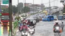 Kendaraan terhambat lajunya oleh banjir yang menggenangi Jalan Arif Rahman Hakim di Depok, Jawa Barat, Senin (18/5/2020). Sistem drainase buruk menjadi penyebab utama kawasan tersebut selalu tergenang banjir setiap hujan deras. (Liputan6.com/Immanuel Antonius)