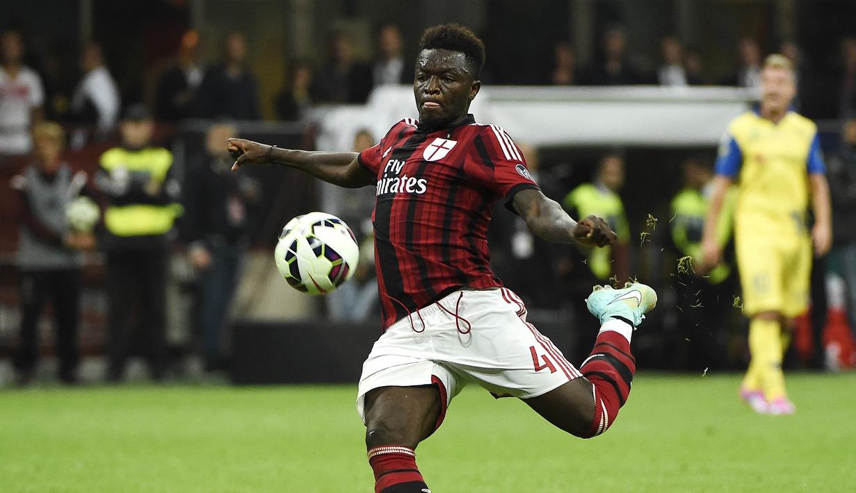 6. Sulley Muntari - Dirinya sukses bersama Inter Milan dibawah asuhan Jose Mourinho. Namun gelandang asal Ghana ini juga berhasil membawa AC Milan menjadi kampiun Serie A . (AFP/Olivier Morin)