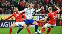 Striker Norwegia, Erling Haaland, dikepung dua gelandang Austria, Konrad Laimer dan Nicolas Seiwald, dalam pertandingan UEFA Nations League di Raiffeisen Arena Stadium, Linz, Austria, Minggu (13/10/2024). (Joe Klamar / AFP)