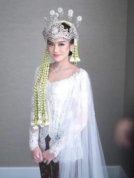 Sedangkan di momen Akad Nikah, Salshabilla Adriani memilih mengenakan kebaya pengantin adat Sunda. [Foto: Instagram/rhay_david]