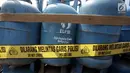 Petugas mengamankan tabung gas elpiji ukuran 12 kg saat penggerebekan gas oplosan di wilayah Nerotog, Pinang, Tangerang, Jumat (12/1). Gas dioplos dengan caranya menyuntikkan gas dari tabung 12 kilogram ke tabung 3 kilogram. (Liputan6.com/Arya Manggala)