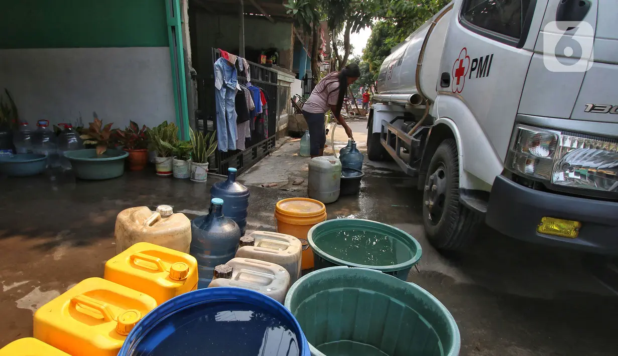 Warga pun harus rela antri untuk mendapatkan bantuan air bersih. (Liputan6.com/Angga Yuniar)