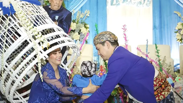 [Fimela] Ardina Rasti dan Arie Dwi Andika Gelar Tedak Siten