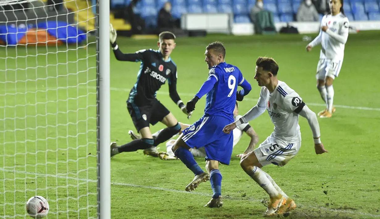 Pemain Leicester City Jamie Vardy mencetak gol ke gawang Leeds United pada pertandingan Liga Premier Inggris di Elland Road, Leeds, Inggris, Senin (2/11/2020). Leicester City membantai Leeds United dengan skor 4-1. (Peter Powell/Pool via AP)