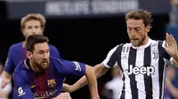 Penyerang Barcelona, Lionel Messi berusaha merebut bola dari gelandang Juventus, Claudio Marchisio saat bertanding pada ICC 2017 di Stadion MetLife di East Rutherford, N.J. (22/7). Barcelona menang atas Juventus dengan skor 2-1. (AP Photo / Julio Cortez)