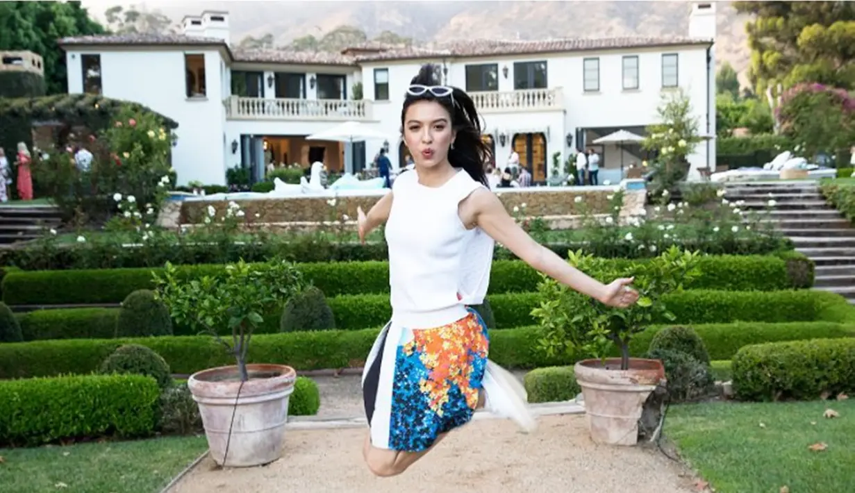 Salah satu pose favorit Raline ketika foto ialah loncat. Pose ia terbang dengan kaki tidak menyentuh tanah ini kian menunjukkan bahwa Raline sosok yang penuh energi. Perempuan yang memiliki darah Sumatera Utara ini memang selalu tampil ceria dengan pamer senyum lebarnya. (Liputan6.com/IG/@ralineshah)