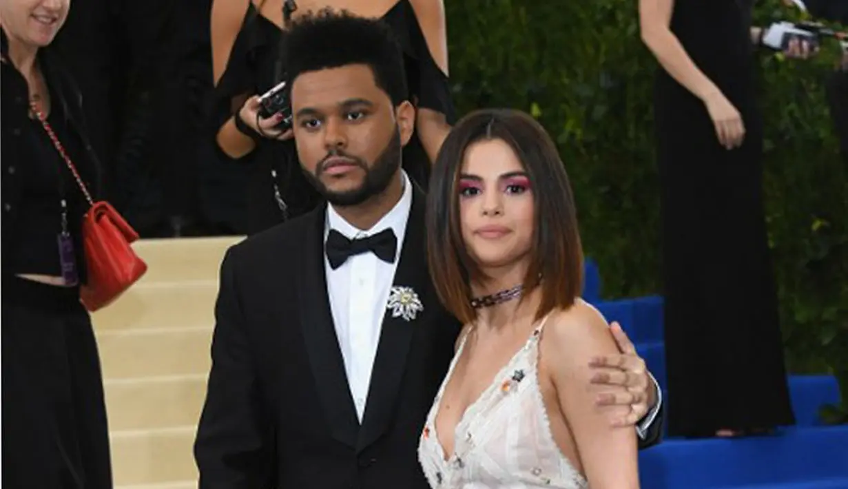 Selena Gomez dan The Weeknd, kembali tersiar soal kisah asmara mereka. Keduanya terus  tersiar sejak diketahui memiliki hubungan spesial pada beberapa bulan lalu. Namun belakangan ini The Weeknd sedang sibuk dengan kariernya. (AFP/Bintang.com)